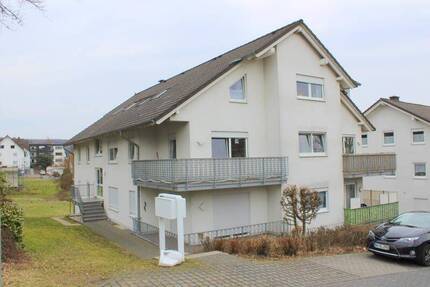 Helle 3 Zimmerwohnung mit Balkon und Garage