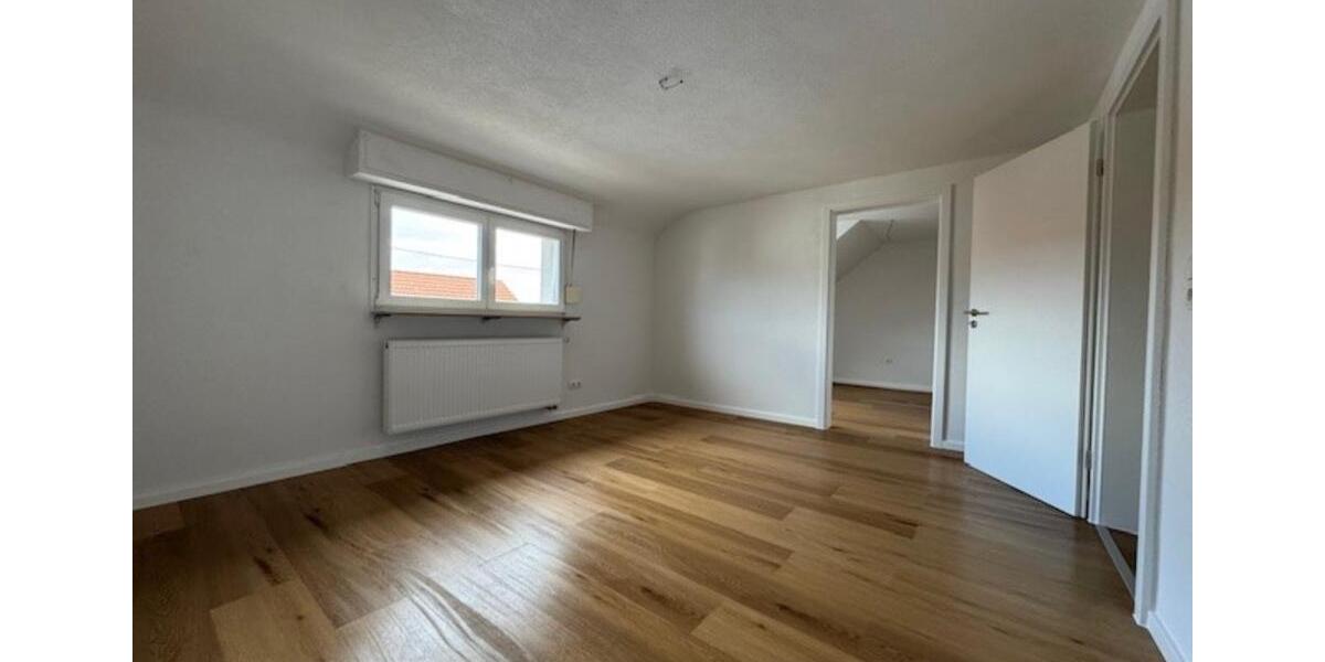 Dachgeschoßwohnung Karlsruhe Neureut - 4 Zimmer, 70 m&sup2;, 1.300&euro; | Angebot:25959537