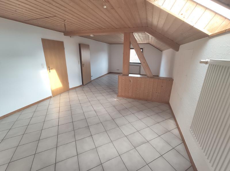 3 Zi. DG Wohnung mit Küche, Gartenmitbenutzung und Stellplatz 3 zimmer