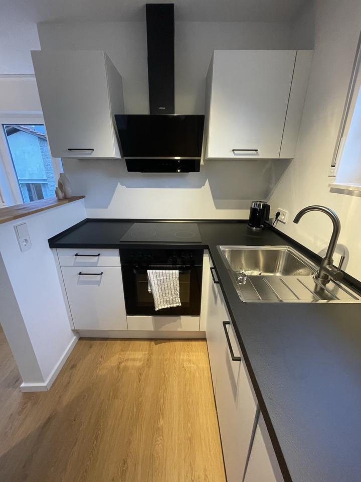 Möblierte 1-Zi. Whg. mit Stellplatz, Einbauküche und Balkon in Reutlinge 1 zimmer