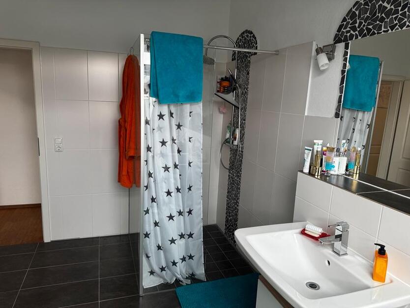 Helle 3 Zimmer Wohnung 87 qmmit EBK und Balkon, Garage und Aufzug