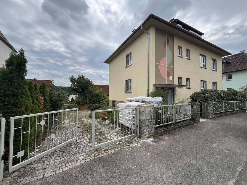 Traum für Paare und Familien! Kernsanierte 3,5 Zimmer mit Garten, Garage und Balkon