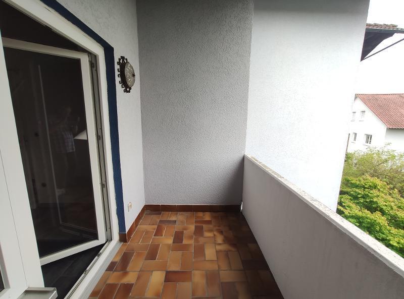 3- Zi. DG Wohnung mit 2 Balkonen und Garage
