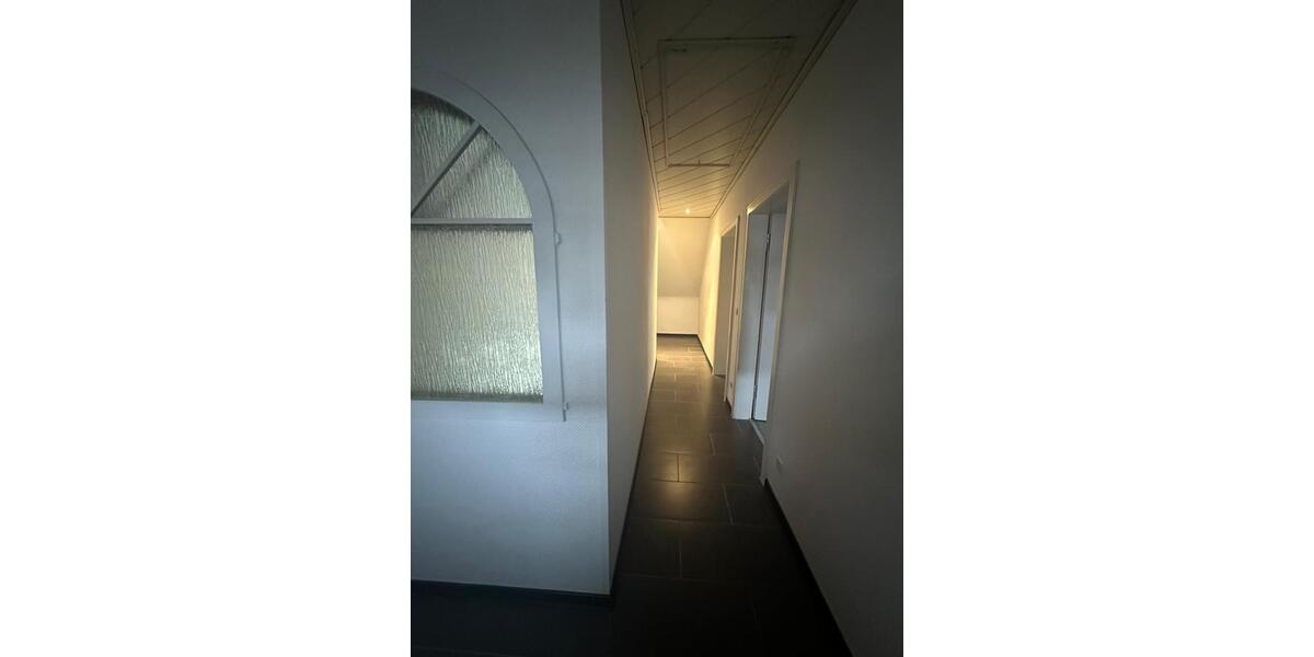 Altbau-Obergeschoss-Wohnung mit Balkon & Einbauküche zu SOFORT!!! 4 zimmer