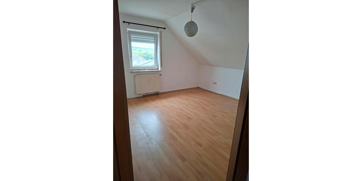 Dachgeschoßwohnung Blumberg - 4 Zimmer, 95 m&sup2;, 600&euro; | Angebot:26462122