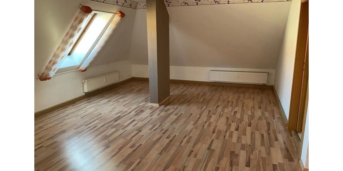 Dachgeschoßwohnung Glauchau - 3 Zimmer, 93 m&sup2;, 600&euro; | Angebot:24473680