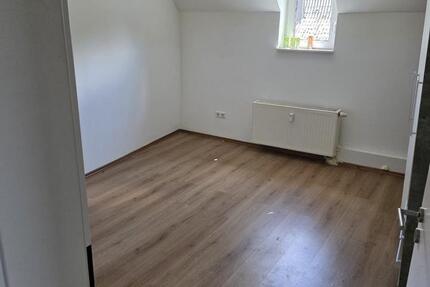Großzügiges 4-Zimmer-Familienhaus mit viel Freifläche, großem Kel 6 zimmer