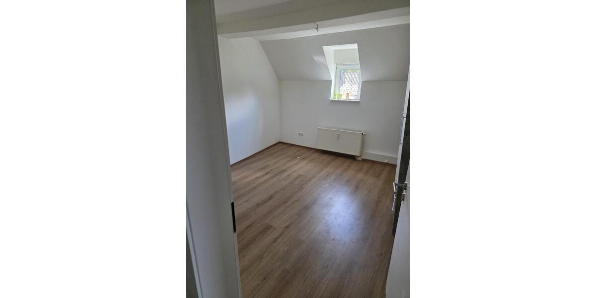 Großzügiges 4-Zimmer-Familienhaus mit viel Freifläche, großem Kel 6 zimmer