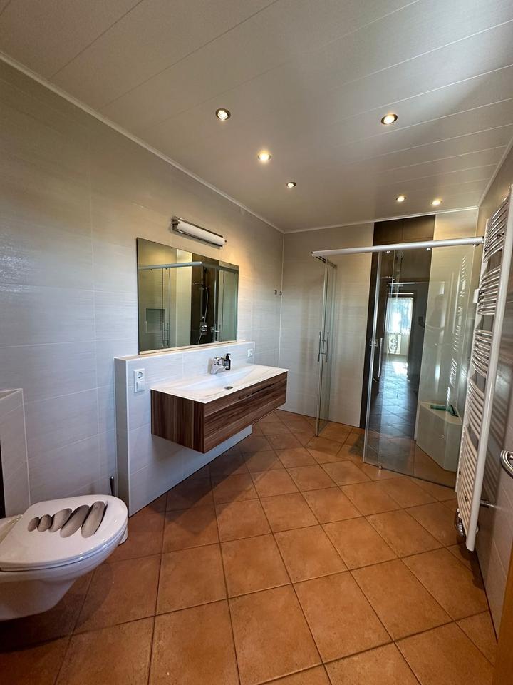 Großzügige 5-Zimmer-Wohnung, 155qm mit Garten und Stellplatz