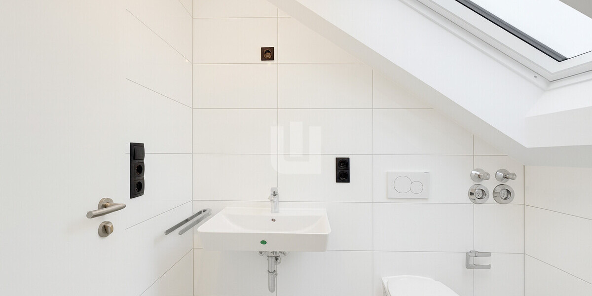 WINDISCH — Frisch renoviert und mit besonderer Architektur — 3-Zimmer-DG-Wohnung — bezugsfrei! - Dachgeschoßwohnung Fürstenfeldbruck | Angebot:24298906