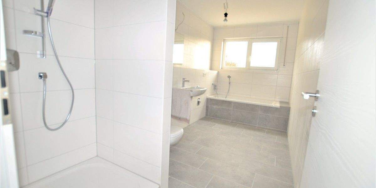 Baujahr 2022, wieder verfügbar, 3-Zimmer-ETW mit EBK, zwei Balkonen und TG-Stellplatz 3 zimmer