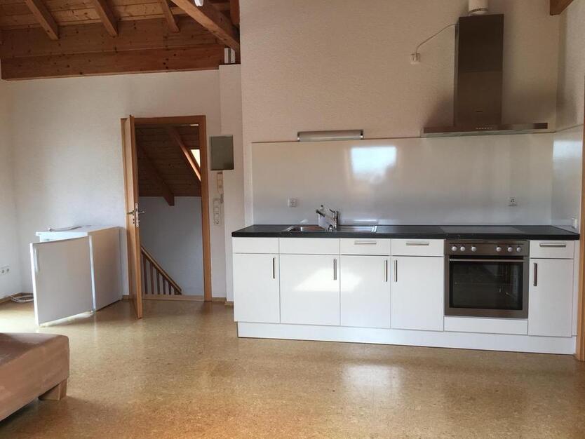 Helle sanierte Dachgeschoßwohnung (2,5 Zimmer teilmöbliert)
