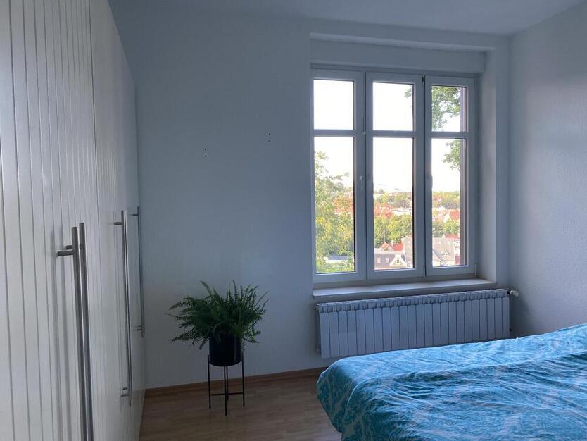 Ruhig gelegene 3-Zimmer-Wohnung mit Wintergarten auf großem Grundstück am Friedensberg