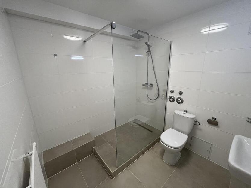 Kernsanierte 2,5-Zi-Wohnung mit EBK, Balkon und Garage