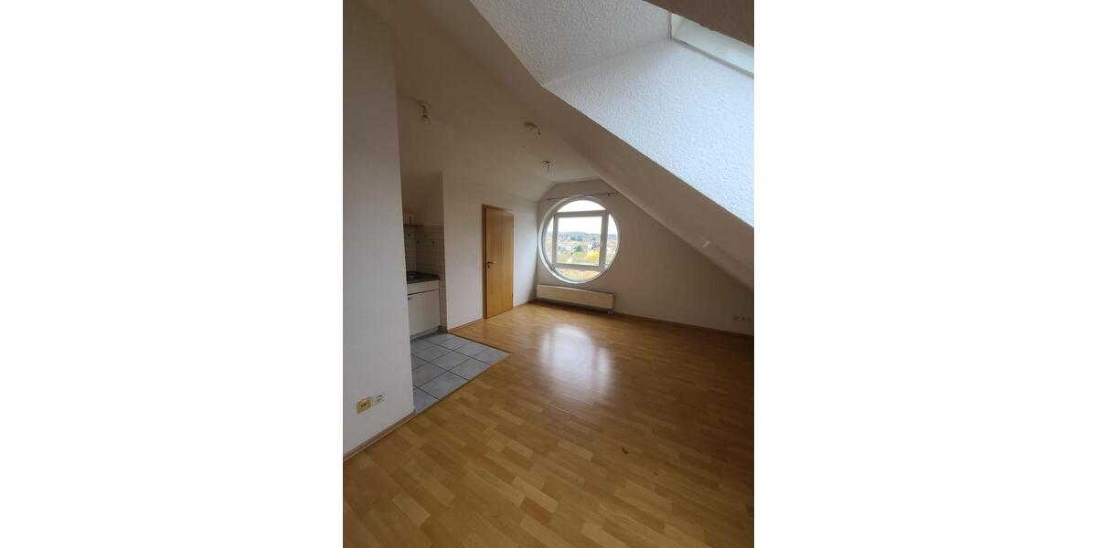 Kleines DG 1 Zimmer Apartment in LAT zentral mit kl. Küchenzeile 1 zimmer