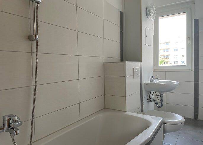 Erstbezug nach Sanierung: 2-Raum mit Balkon und Badewanne