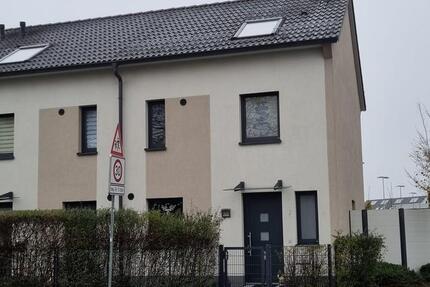 Modernes Reihenendhaus nebst 2 Garagen, Küche, Garten 4 zimmer