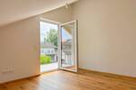 *** Gemütliche Dachgeschoss-Wohnung *** hochwertig ausgeführt und mit vollständiger Einbauküche ***