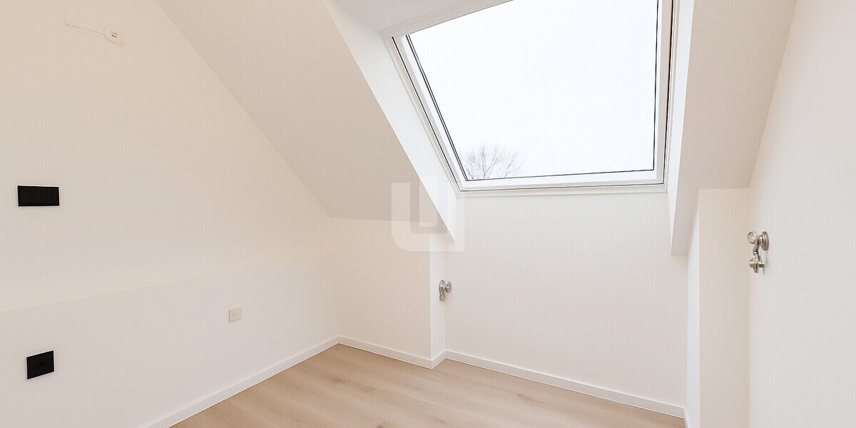 WINDISCH — Frisch renoviert und mit besonderer Architektur — 3-Zimmer-DG-Wohnung — bezugsfrei! - Dachgeschoßwohnung Fürstenfeldbruck | Angebot:24298906