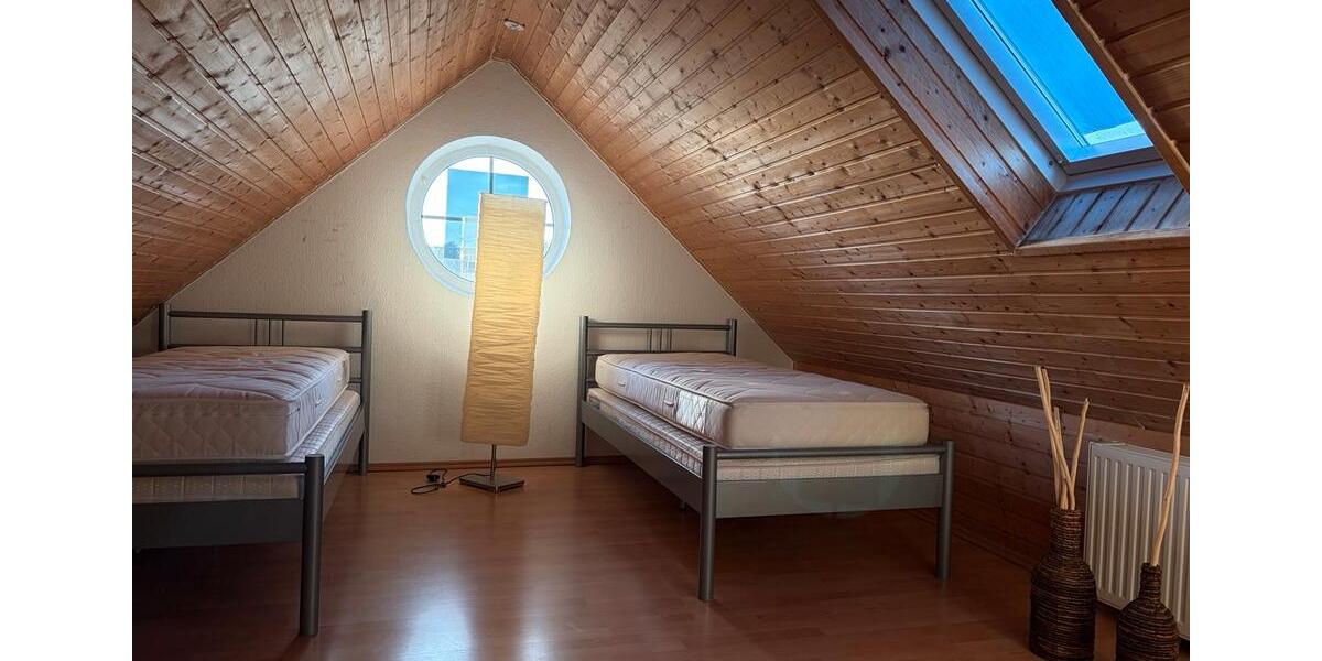 Dachgeschoßwohnung Norden - 4 Zimmer, 70 m&sup2;, 700&euro; | Angebot:24495054