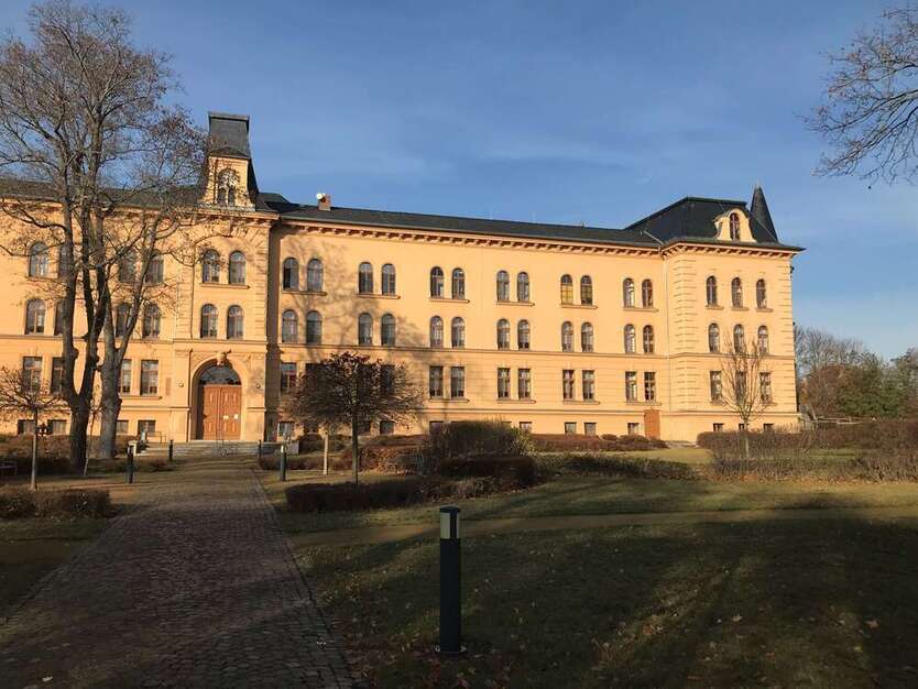 Für den gehobenen Anspruch -frisch renoviert. Gut geschnittene 4 Zimmer mit Balkon und Einbauküche!