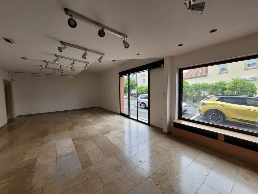 Ladenlokal mit Schaufenster, Büro und Lagerräumen