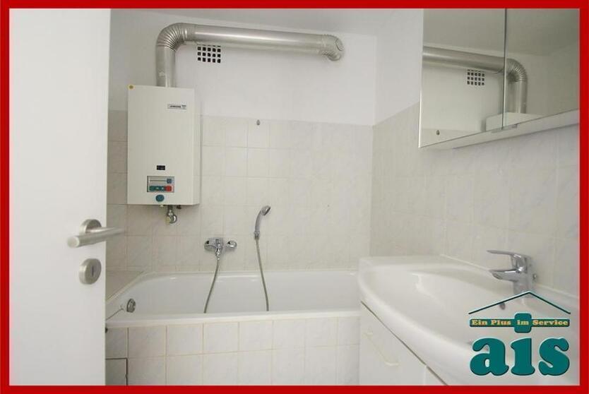 ais GmbH bietet an: 3 Zimmer Wohnung mit Balkon und Einbauküche!