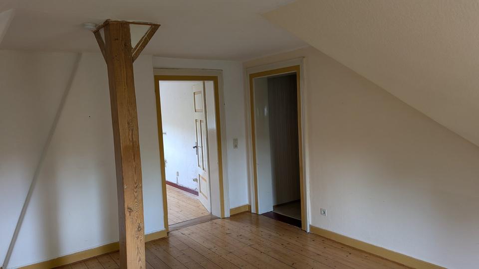 Dachgeschoßwohnung Jesberg - 2.5 Zimmer, 80 m&sup2;, 420&euro; | Angebot:25364398