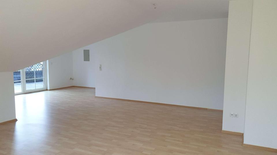 Dachgeschoßwohnung Langgöns - 3 Zimmer, 120 m&sup2;, 950&euro; | Angebot:26646129