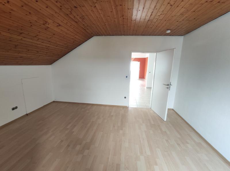 3- Zi. DG Wohnung mit 2 Balkonen und Garage