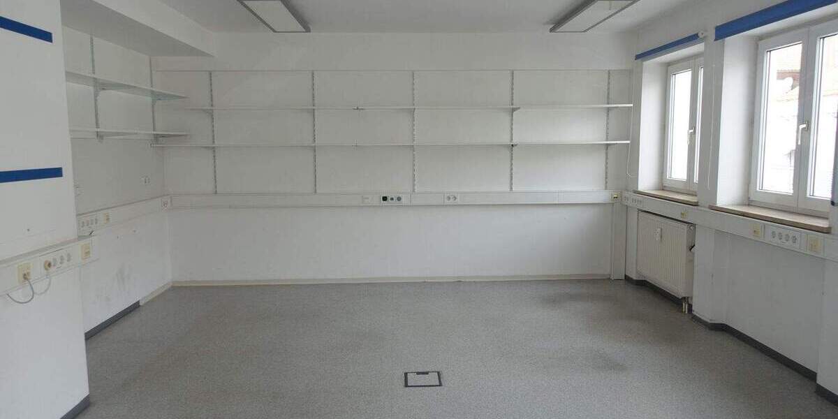 großzügige Büro- und Lagerräume mit 3 WC zimmer