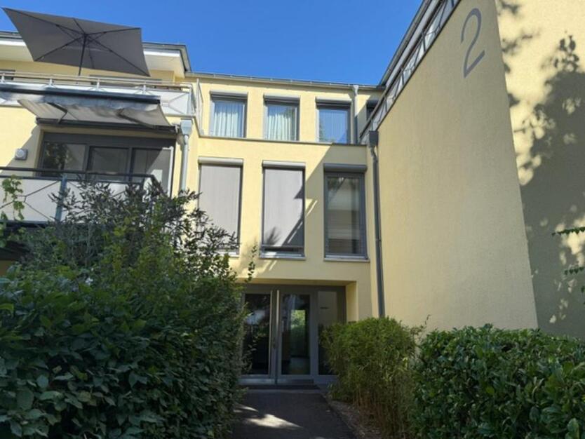 2,5-Zimmer-Wohnung mit Terrasse & kleinem Garten in Rheinnähe zimmer