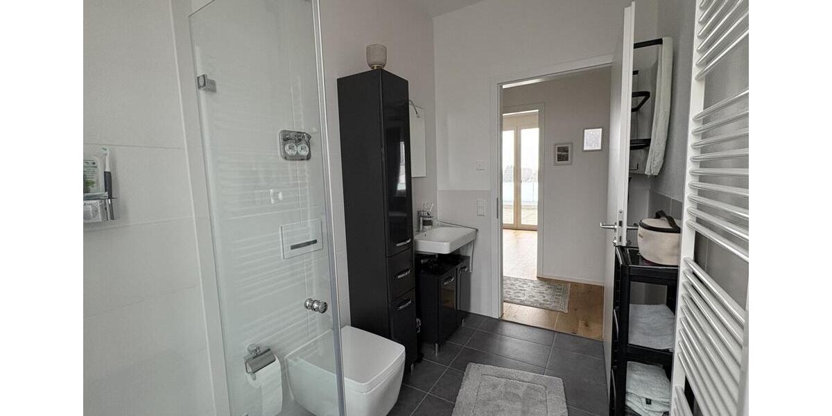 Top gelegene Penthouse-Wohnung mit Balkon und Einbauküche 3 zimmer