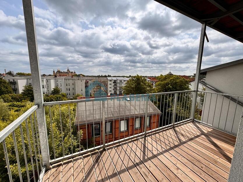 3-Zimmer-Wohnung mit Blick auf das Schweriner Schloss, Balkon, neuwertige Einbauküche & Badewanne