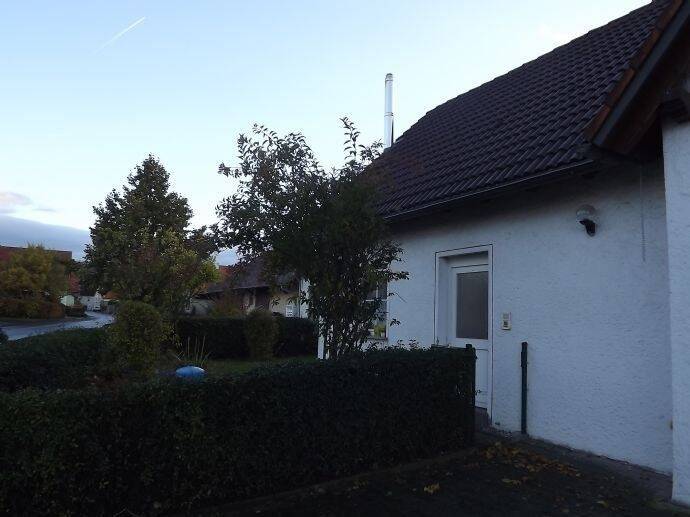 Gut geschnittenes 2 Zimmer-Apartment mit Einbauküche und Wannenbad, in ruhiger Lage von Wiesenbronn. Nur 10 Min. nach Kitzingen... 2 zimmer