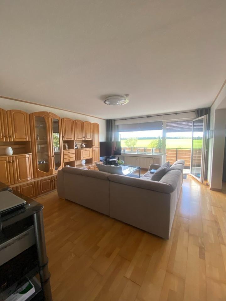 Schöne und helle Wohnung mit großem Balkon + Stellplatz