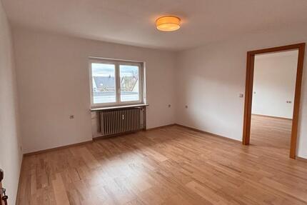 Schöne 2-Zimmer-Wohnung mit Balkon, EBK und Garage zimmer