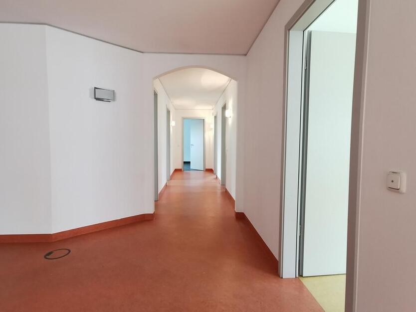 Stadt Landau: Hochwertige Büroflächen m. Lift, zentrale Lage mit guter Sichtbarkeit u. gr. Parkplatz