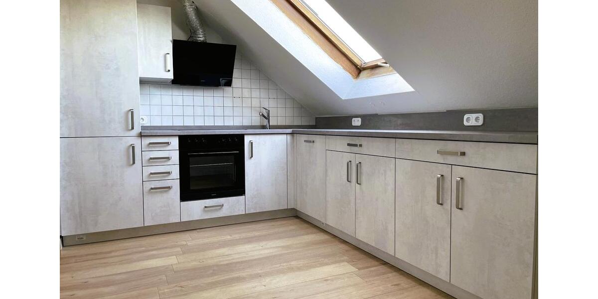 Renovierte 3-Zimmer-Dachgeschosswohnung mit Loggia und Garage 3 zimmer