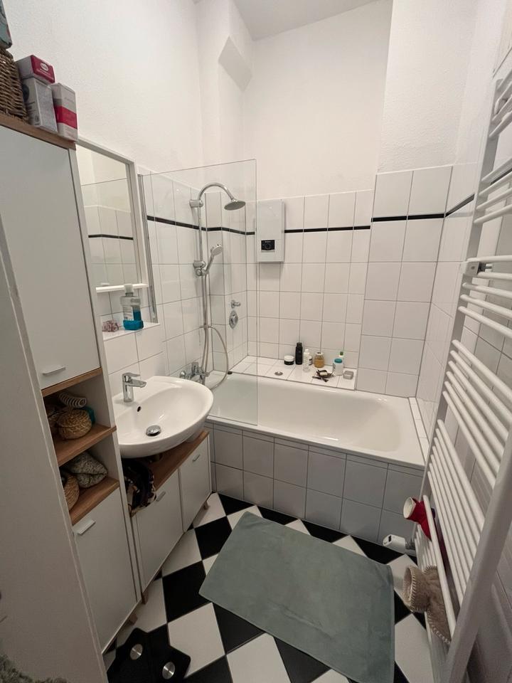 Untermiete AltbauWohnung mit 3 Zimmern & Balkons