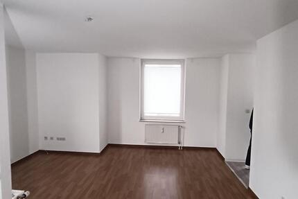 Für Singles: Ausgefallene 1-Zimmer-Wohnung mit Einbauküche, verglaster Loggia und Tiefgarage zimmer