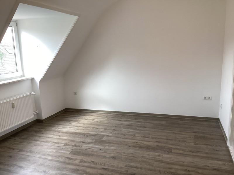 Kleine niedliche 2,5 Zimmer Dachgeschoss Wohnung zu sofort!
