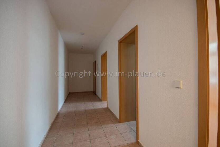 Plauen-Haselbrunn: 3-Zimmer-Wohnung mit Balkon, EBK & Gäste-WC im EG