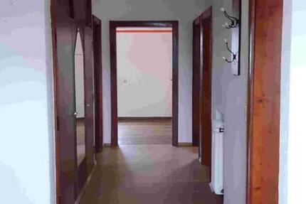 Geräumige 3 Zimmer Wohnung Küche Bad und PKW Stellplatz