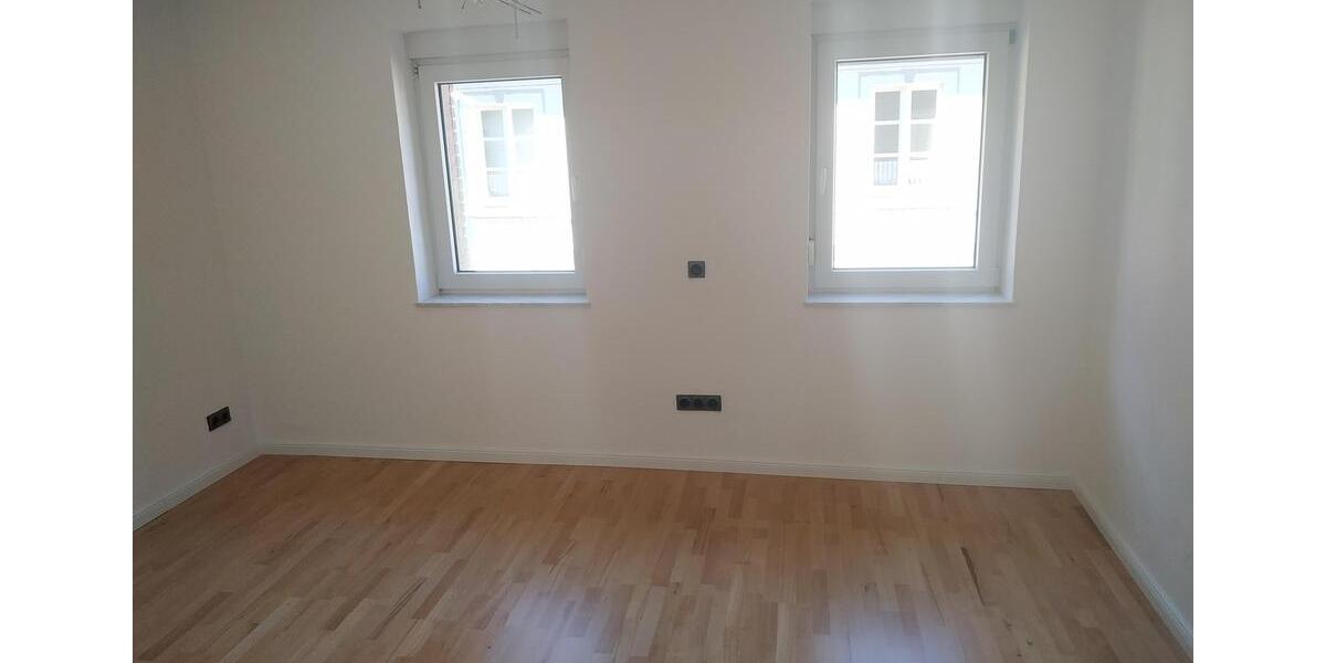 Hochwertiges PENTHOUSE mit 40 qm Süd-Dach-Terrasse, Einbau-Küche und -Schänken, Parkett 2.5 zimmer