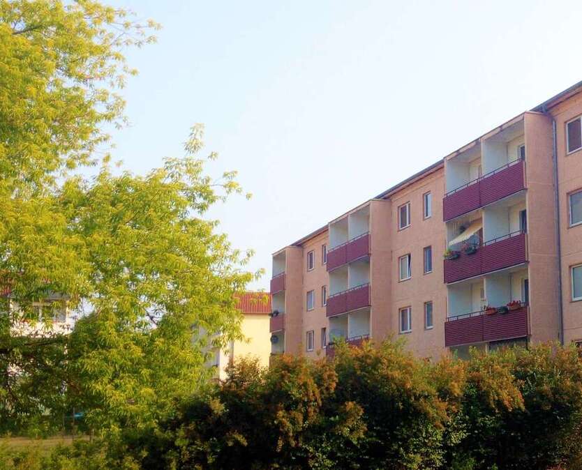 Für den gehobenen Anspruch -frisch renoviert. Gut geschnittene 4 Zimmer mit Balkon und Einbauküche!