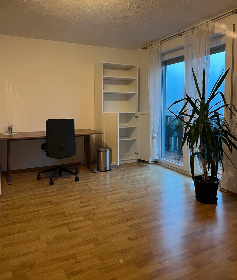 Helles Zimmer (ca. 20 m²) in 3-Zimmer-Wohnung