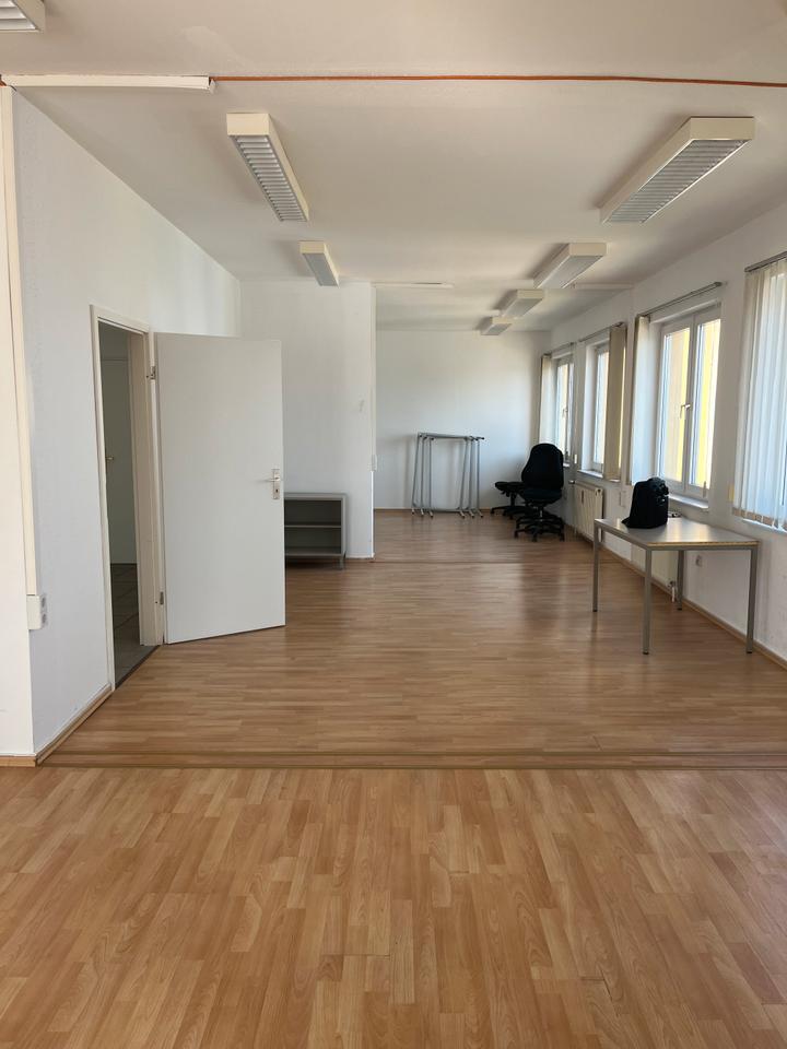 Bürofläche in der Sachsenhausener Straße 23A. 2, 3, 4, 5 oder 6 Büroräume auf 122 m²