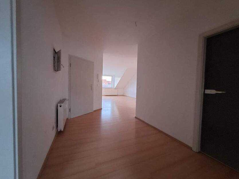 Großzügige 3-Zimmer Dachgeschoßwohnung mit Balkon und Stellplatz 3 zimmer