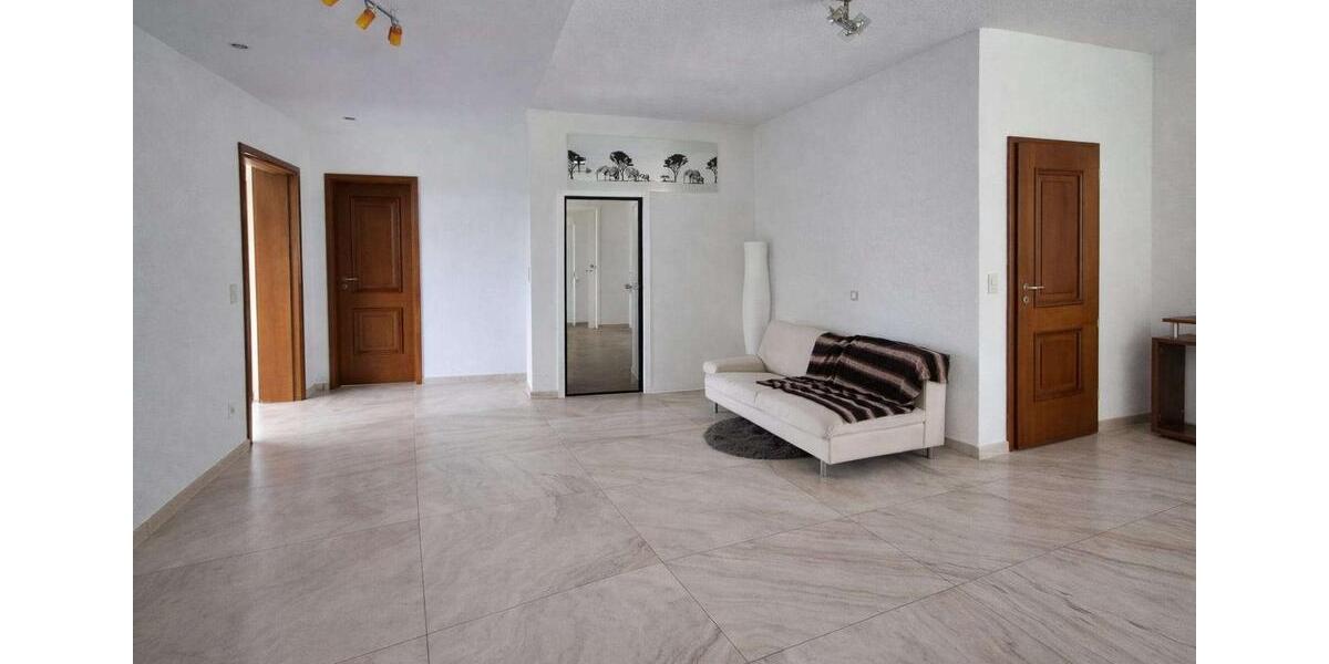 Etagenwohnung Kitzingen - 3 Zimmer, 125 m&sup2;, 1.200&euro; | Angebot:25266956